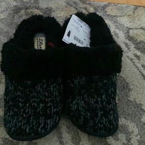 Brand New Size 7-8 Dearfoam slippers